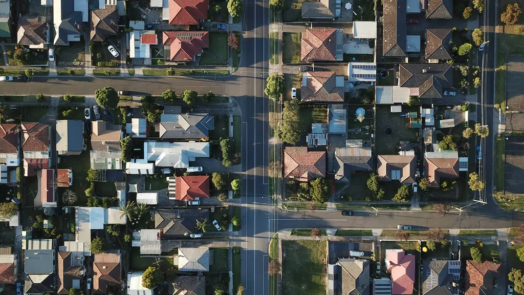 Vista aérea de un fraccionamiento de casas con calles arboladas