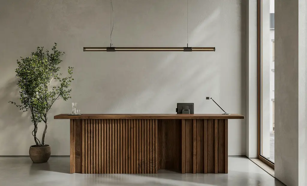 Recepción de oficina con mostrador de madera y luz natural