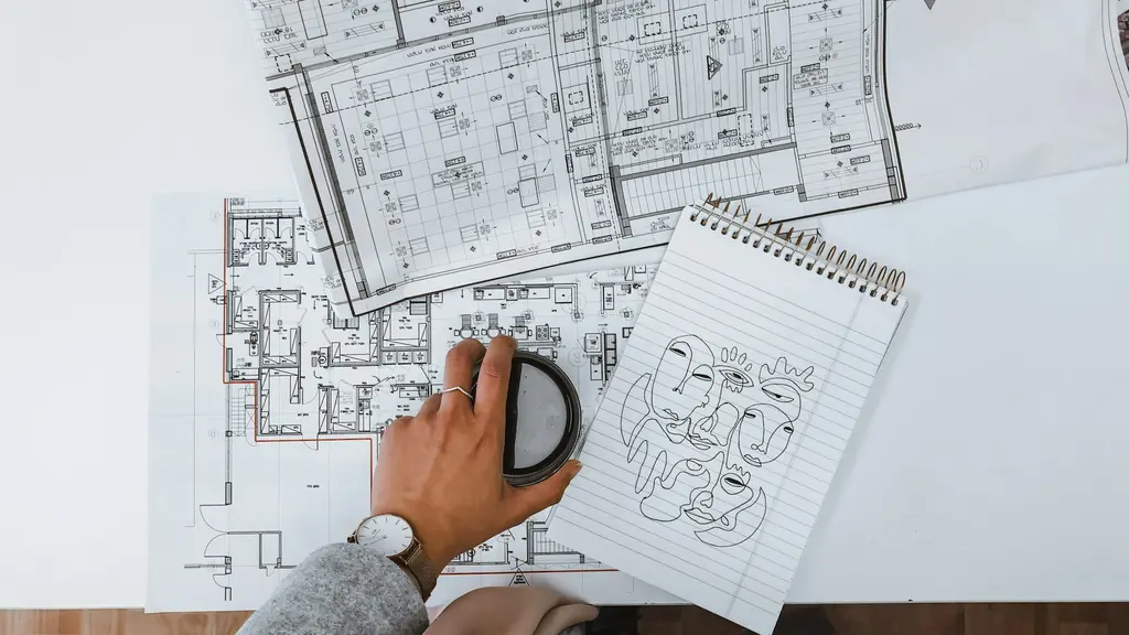 Planos arquitectónicos sobre una mesa de trabajo